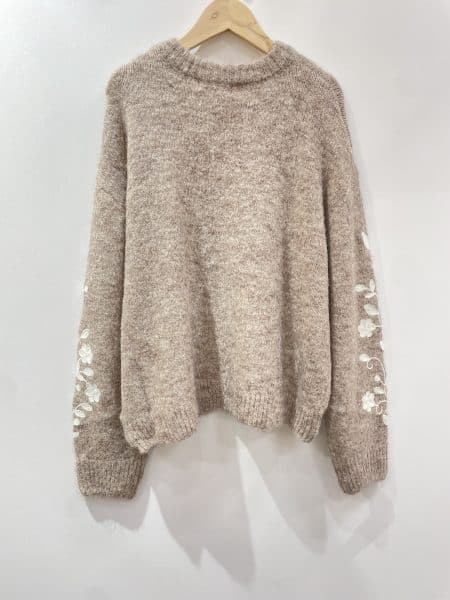 pull taupe brodé
